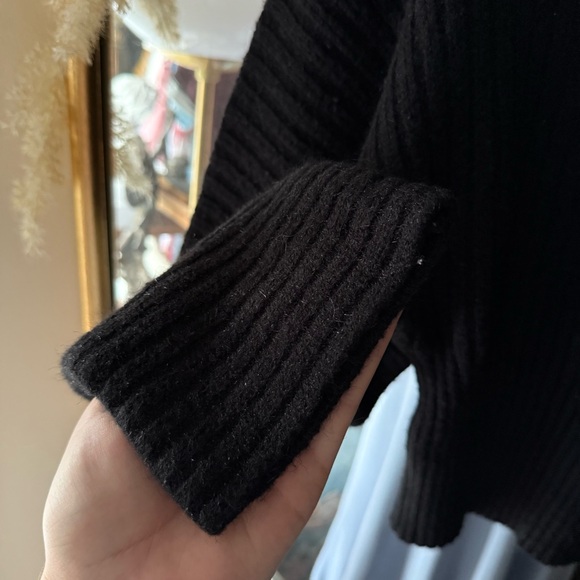 Forever 21 Black Ribbed Knit Cropped Sweater with Oversized Sleeves - Picture 3 of 6